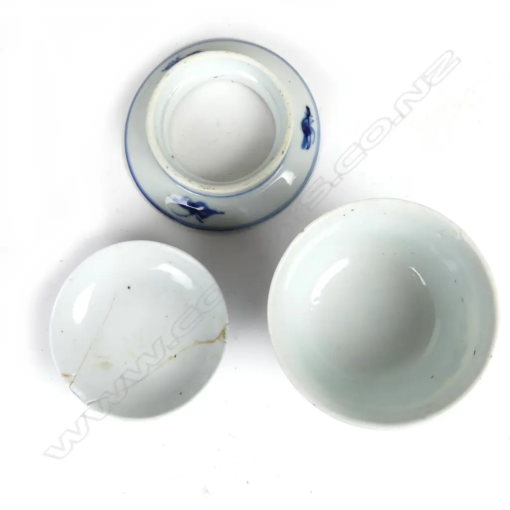 A Chinese blue and white porcelain cup and cover Image 1++