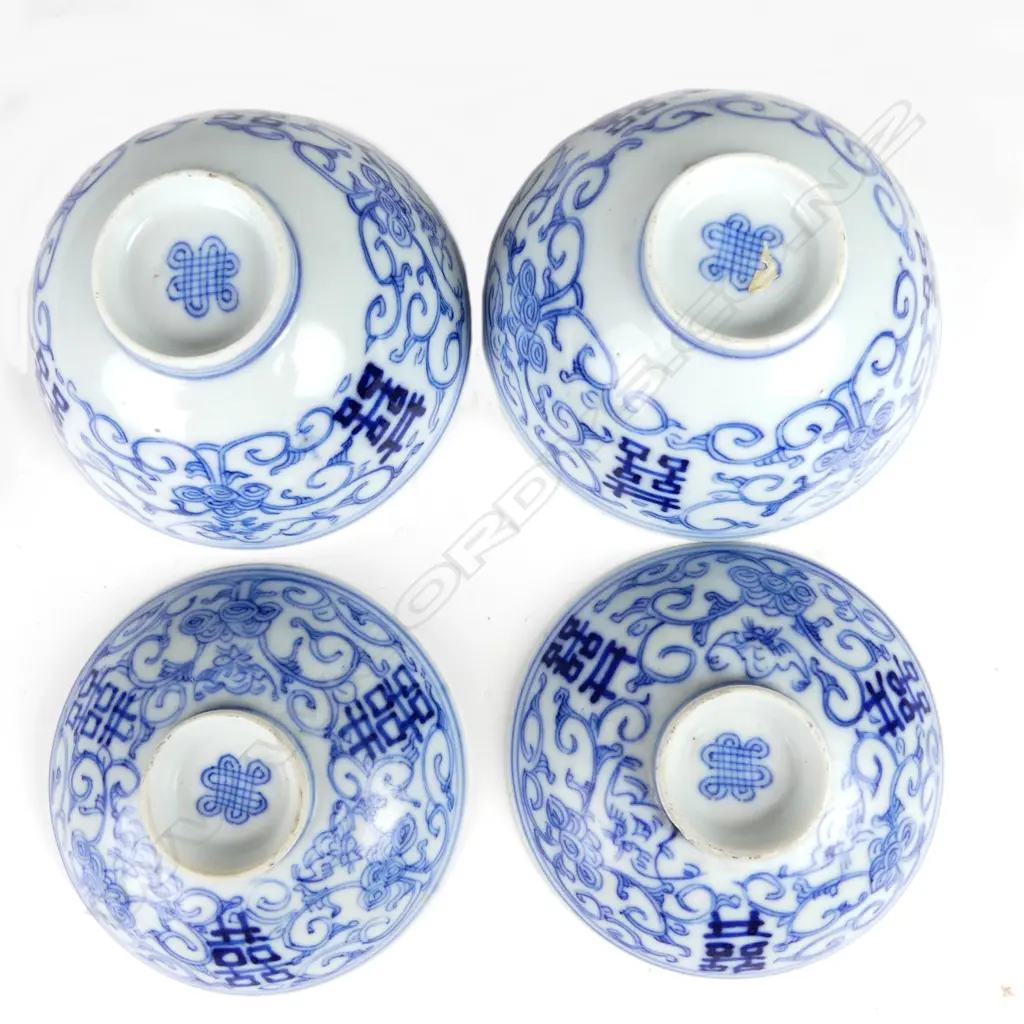 A pair of Chinese blue and white porcelain cups and covers Image 1++