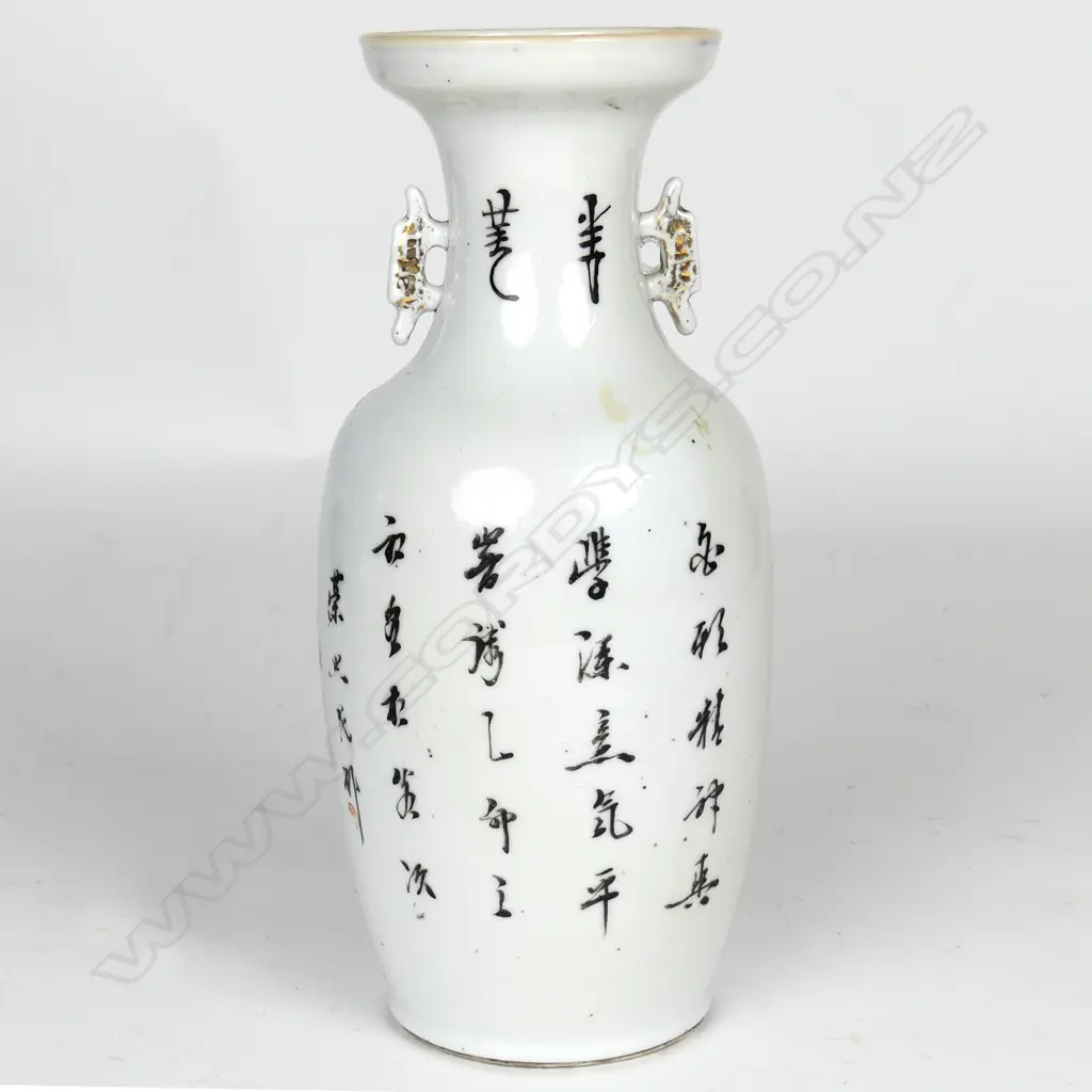 A late 19thC Chinese porcelain vase Image 1++
