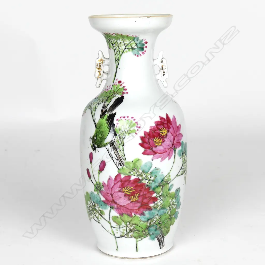 A late 19thC Chinese porcelain vase Image 1++
