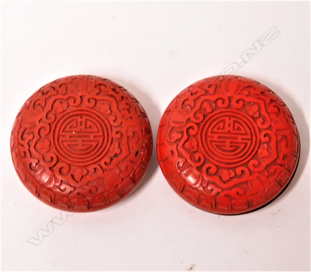Two small cinnabar lacquer lidded pots Image 1++