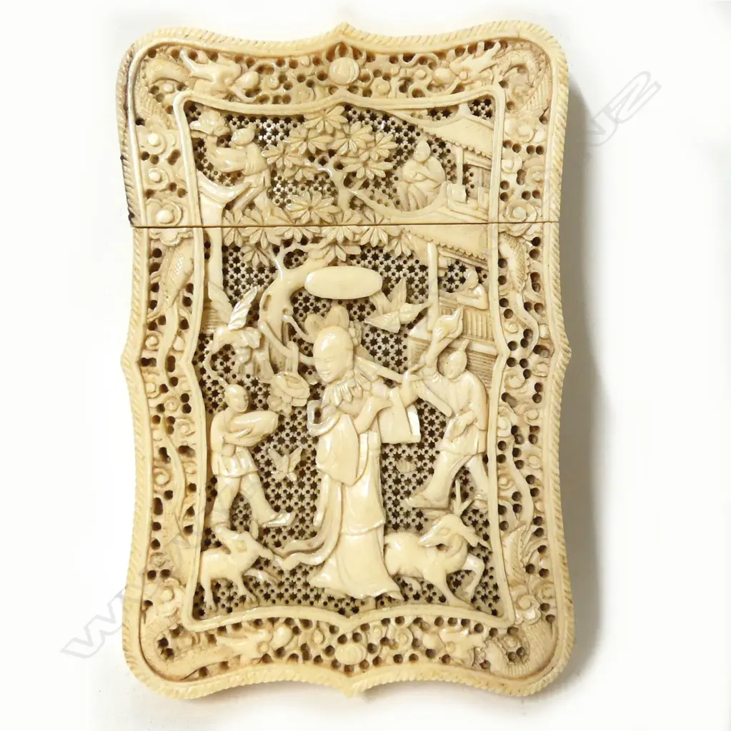 A Chinese carved ivory card case Image 1++