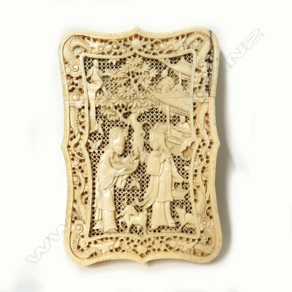 A Chinese carved ivory card case Image 1++