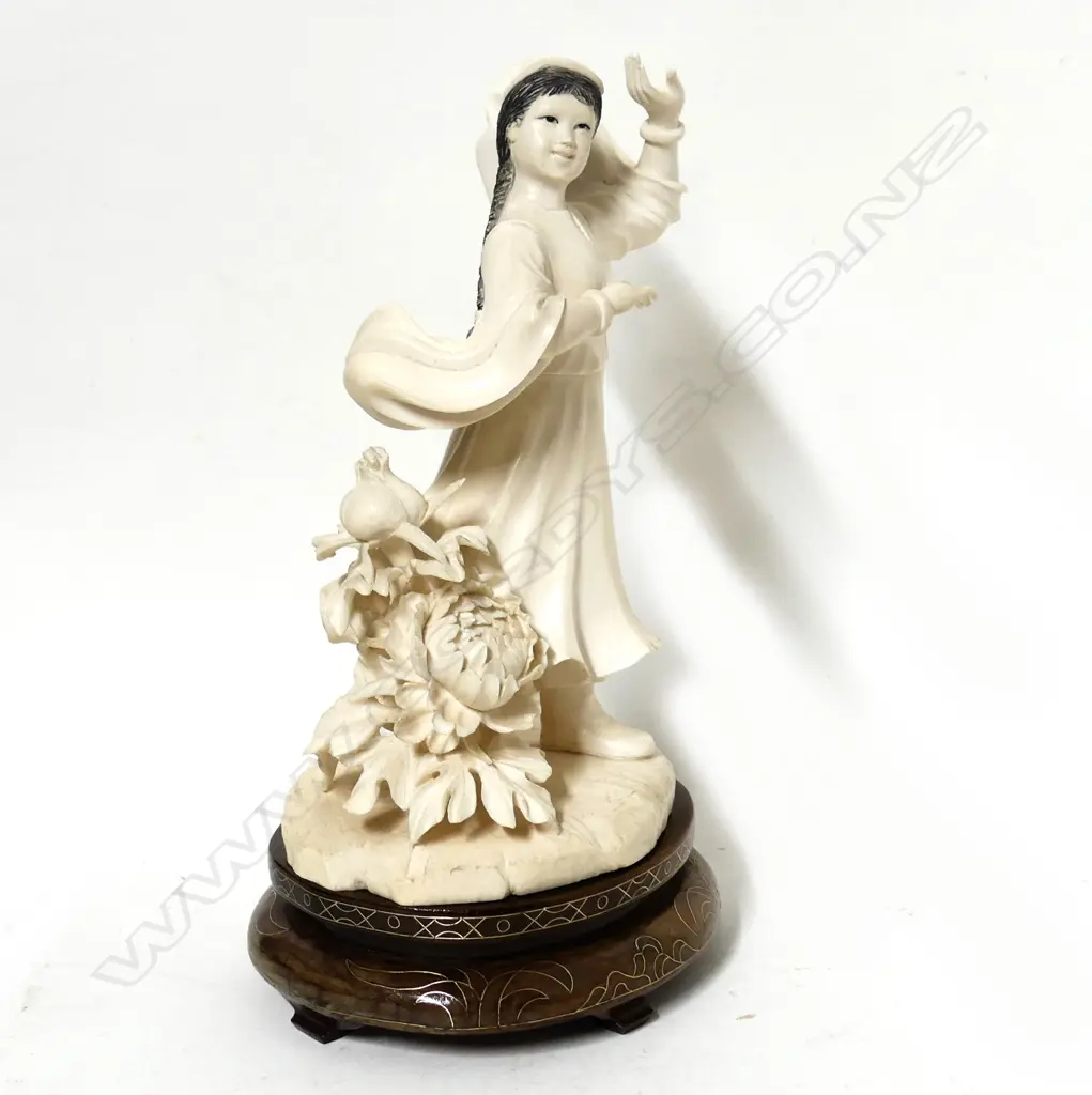 A Chinese carved ivory figurine Image 1++