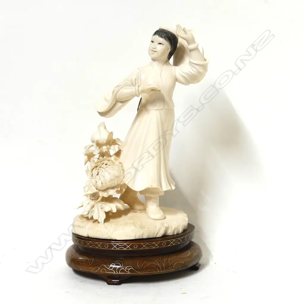 A Chinese carved ivory figurine Image 1++