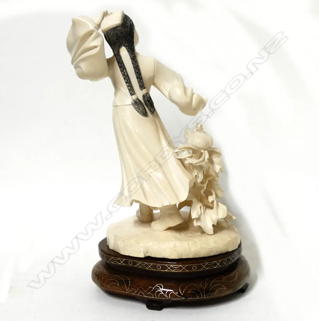 A Chinese carved ivory figurine Image 1++