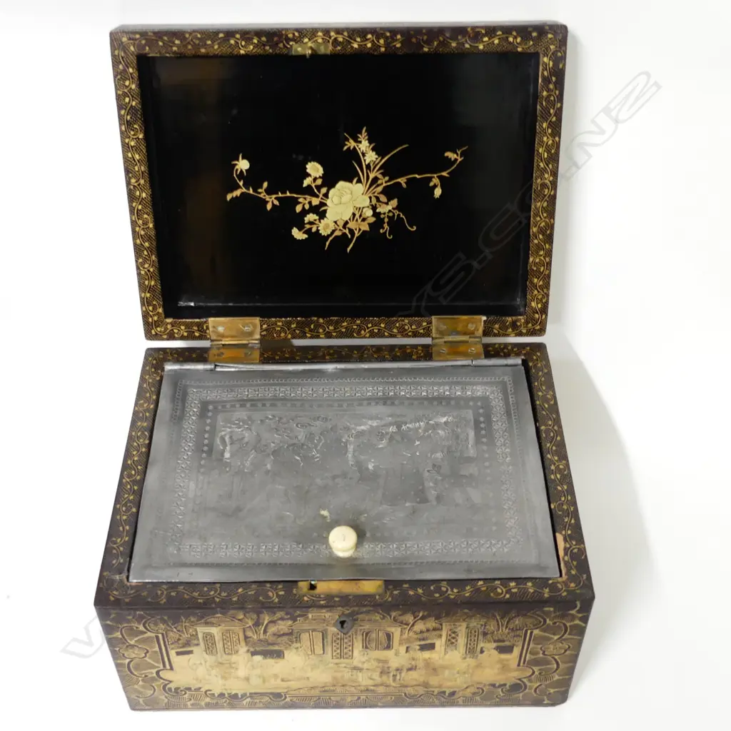 A Chinese lacquer tea box Image 1++