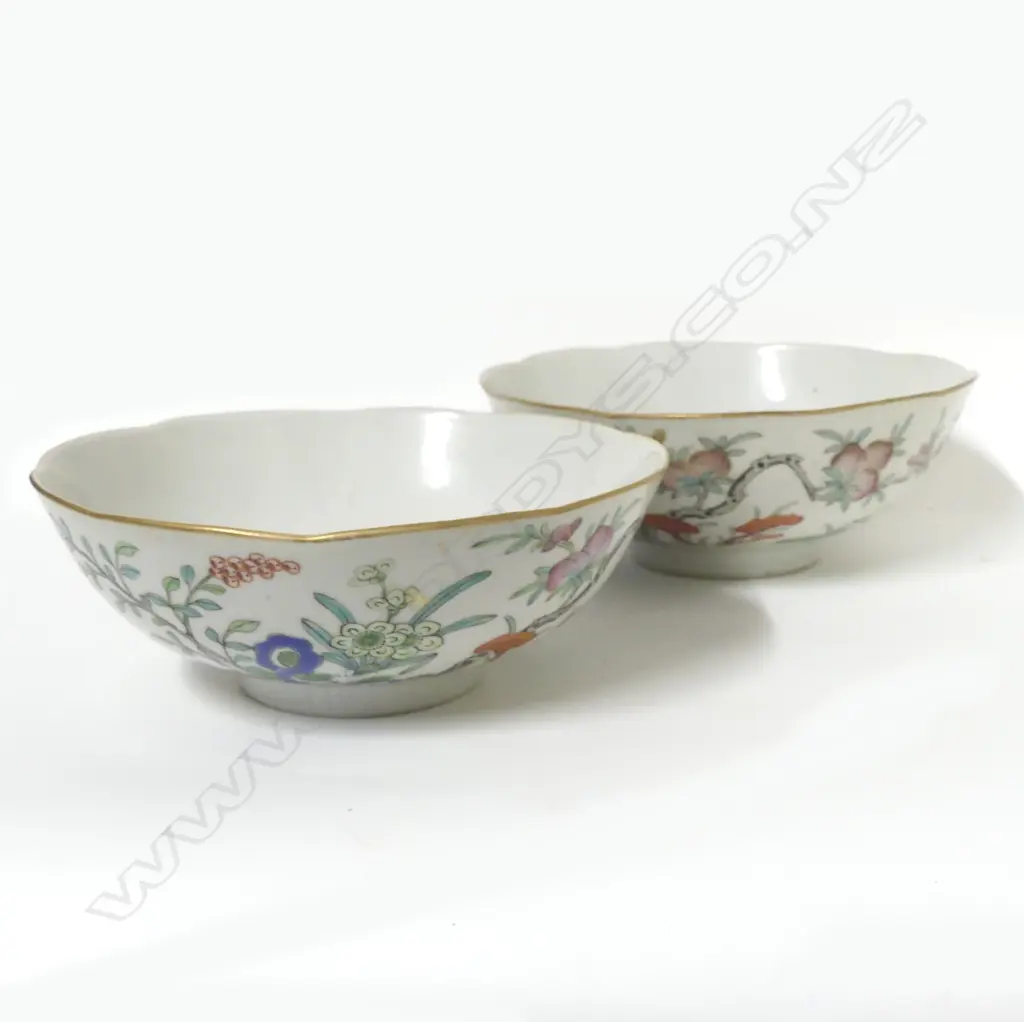 A pair of Chinese porcelain bowls Image 1++