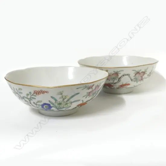 A pair of Chinese porcelain bowls