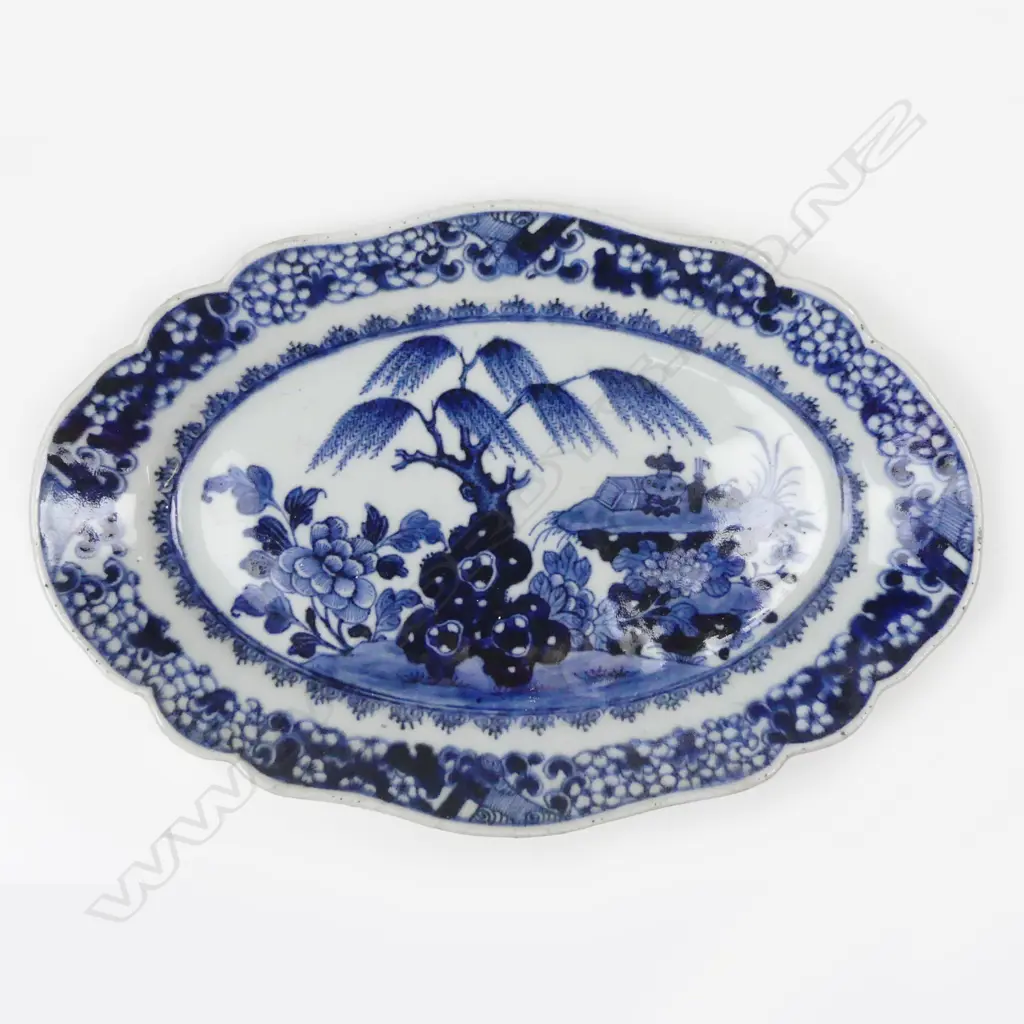 A Chinese export porcelain blue and white dish Image 1++