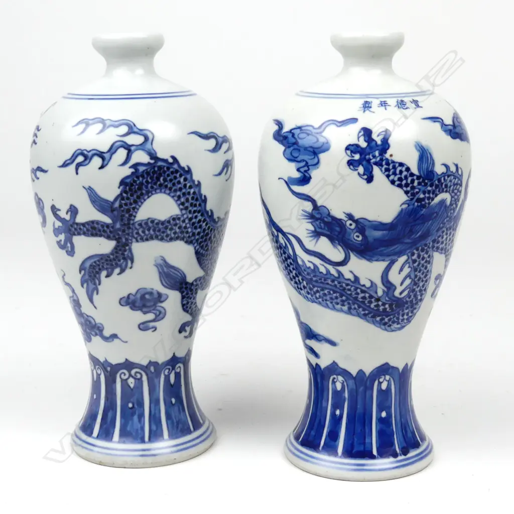 A pair of Chinese porcelain meiping vases Image 1++
