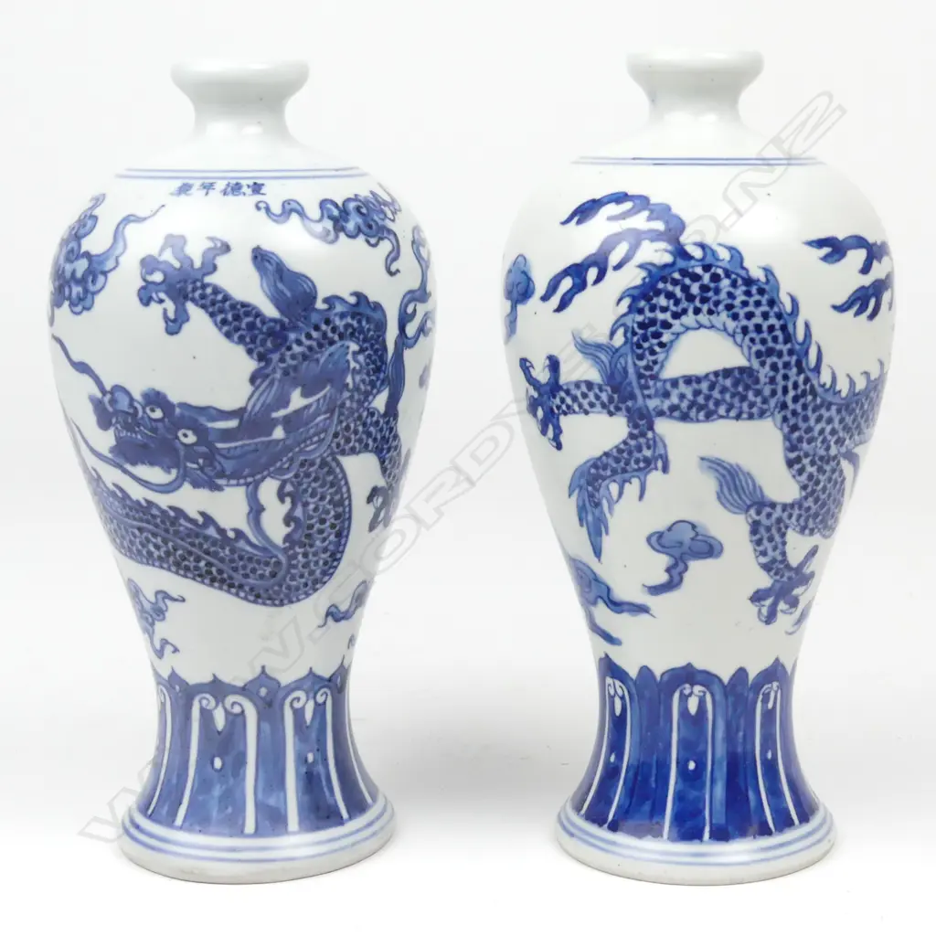 A pair of Chinese porcelain meiping vases Image 1++