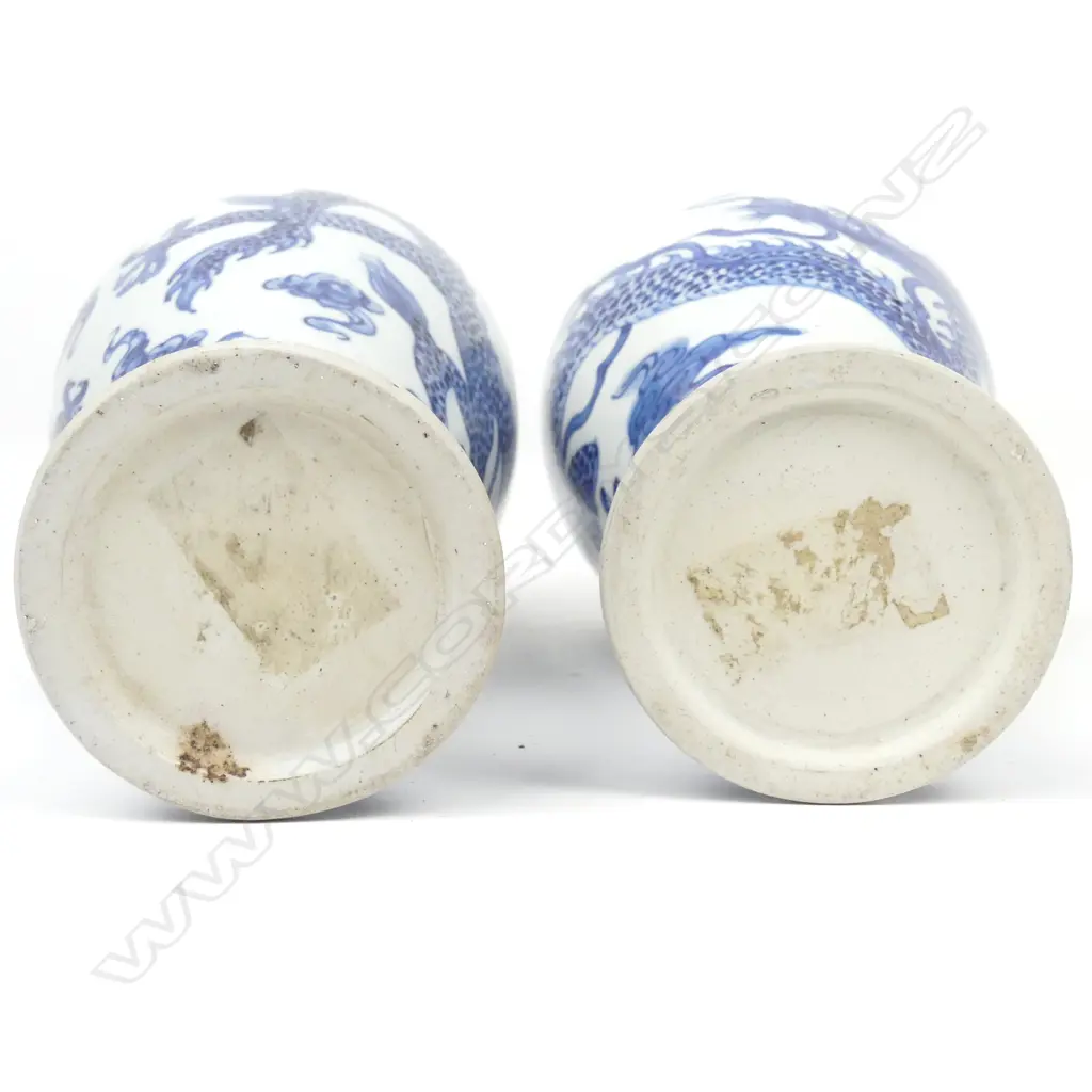 A pair of Chinese porcelain meiping vases Image 1++