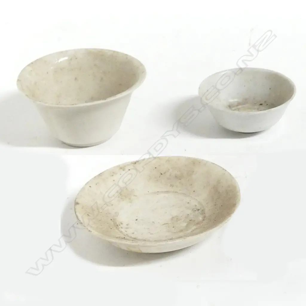 Three small old Chinese blanc de chine dishes Image 1++
