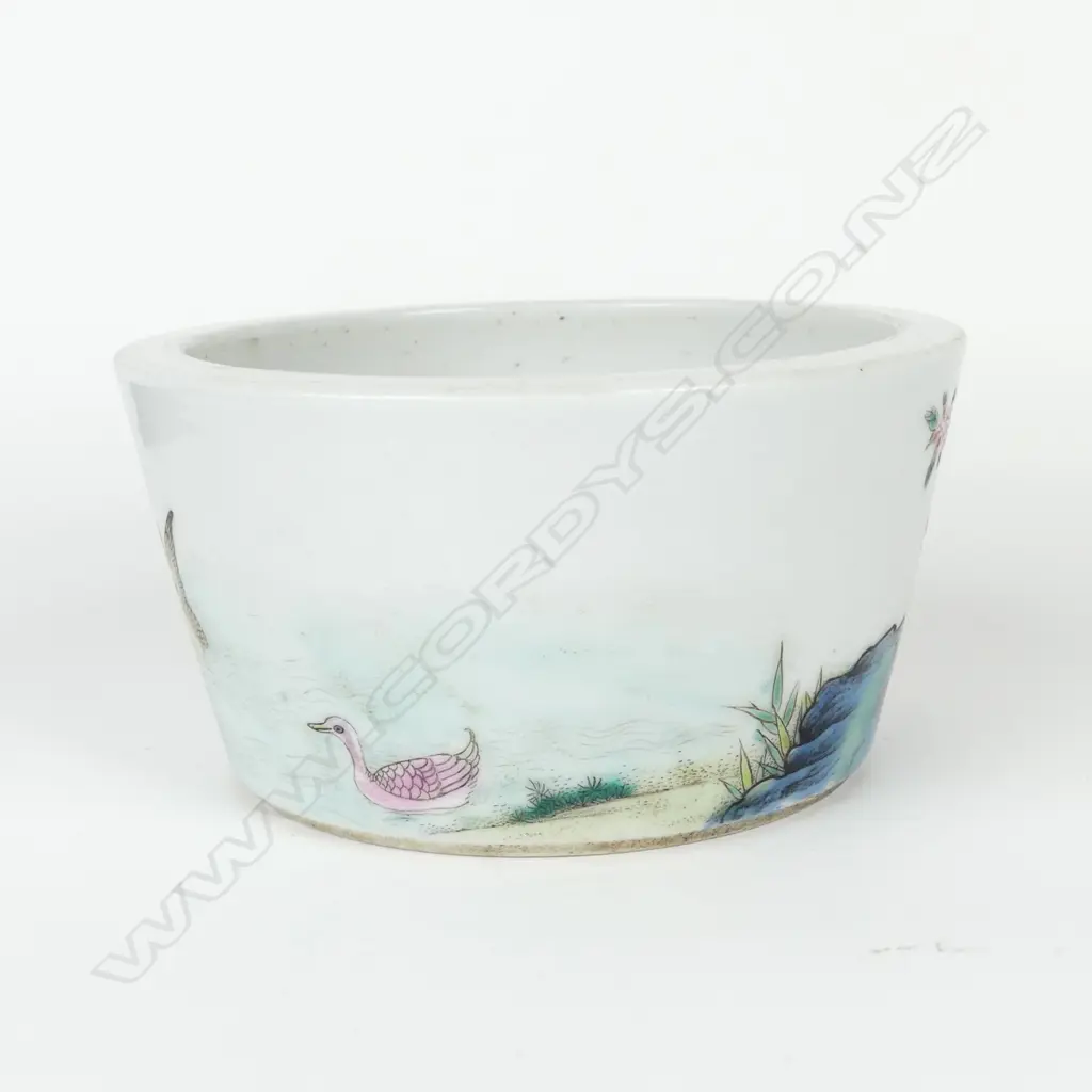 A Chinese porcelain finely polychrome enamel painted brush washer Image 1++