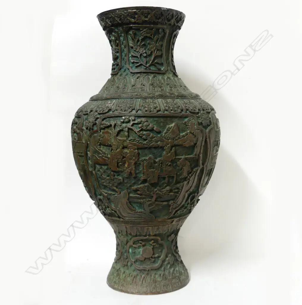 A heavy Chinese bronze vase Image 1++