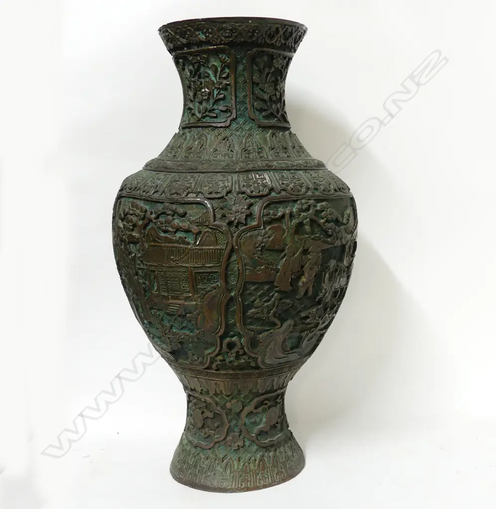 A heavy Chinese bronze vase Image 1++