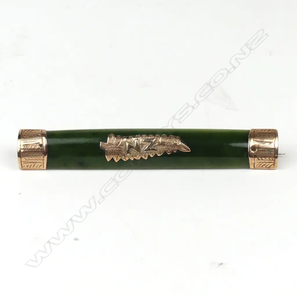 A c.1900 large greenstone and 9ct. rose gold mounted bar brooch Image 1++