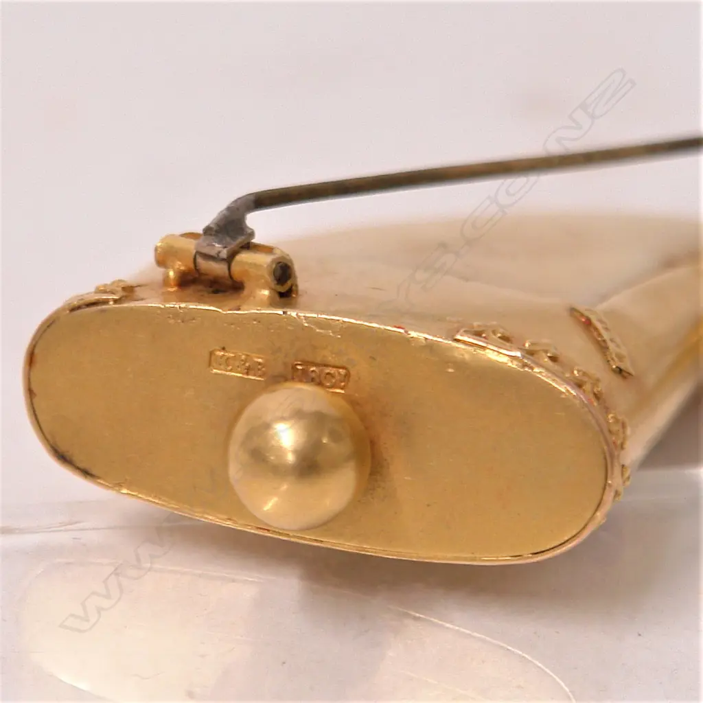A 19thC N.Z. 'K&B' (H. Kohn & L.N. Benjamin) gilded 18ct. rose gold large lion's claw brooch Image 1++