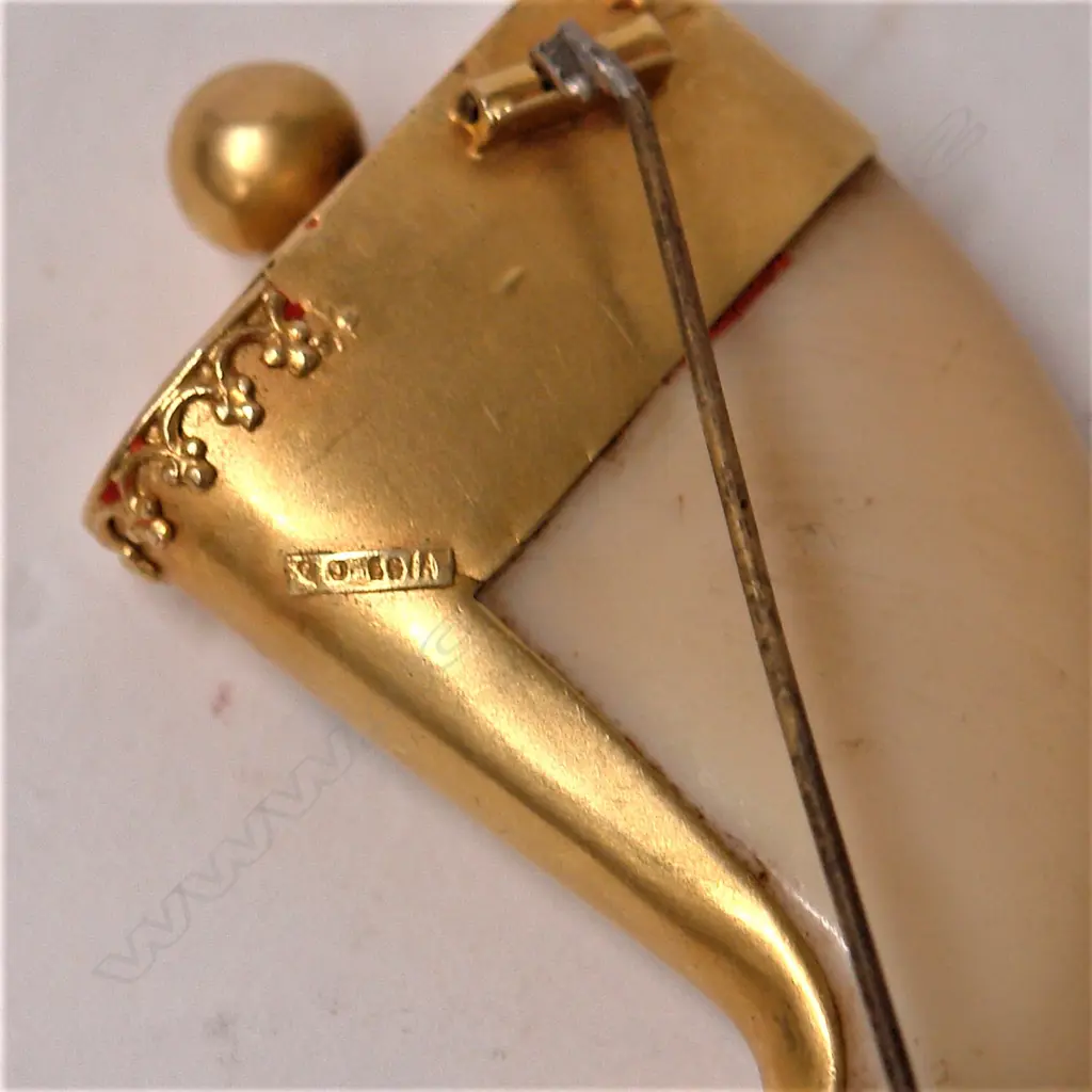 A 19thC N.Z. 'K&B' (H. Kohn & L.N. Benjamin) gilded 18ct. rose gold large lion's claw brooch Image 1++
