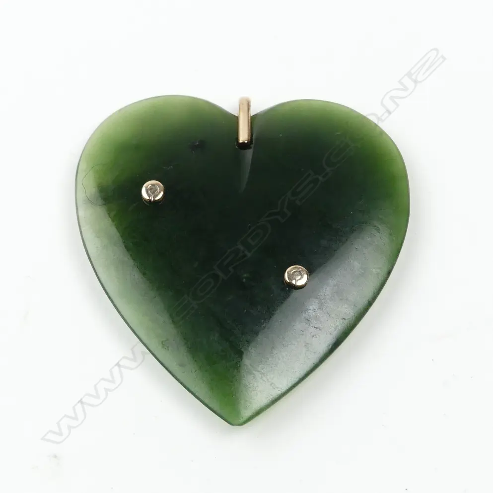 A c.1900 greenstone (nephrite) and gilded 9ct. rose gold mounted heart pendant Image 1++