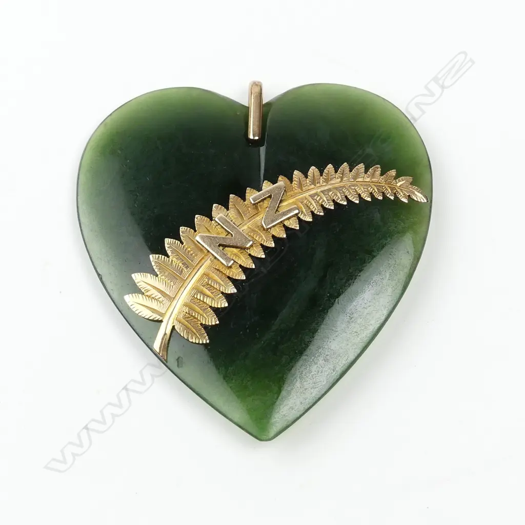A c.1900 greenstone (nephrite) and gilded 9ct. rose gold mounted heart pendant Image 1++