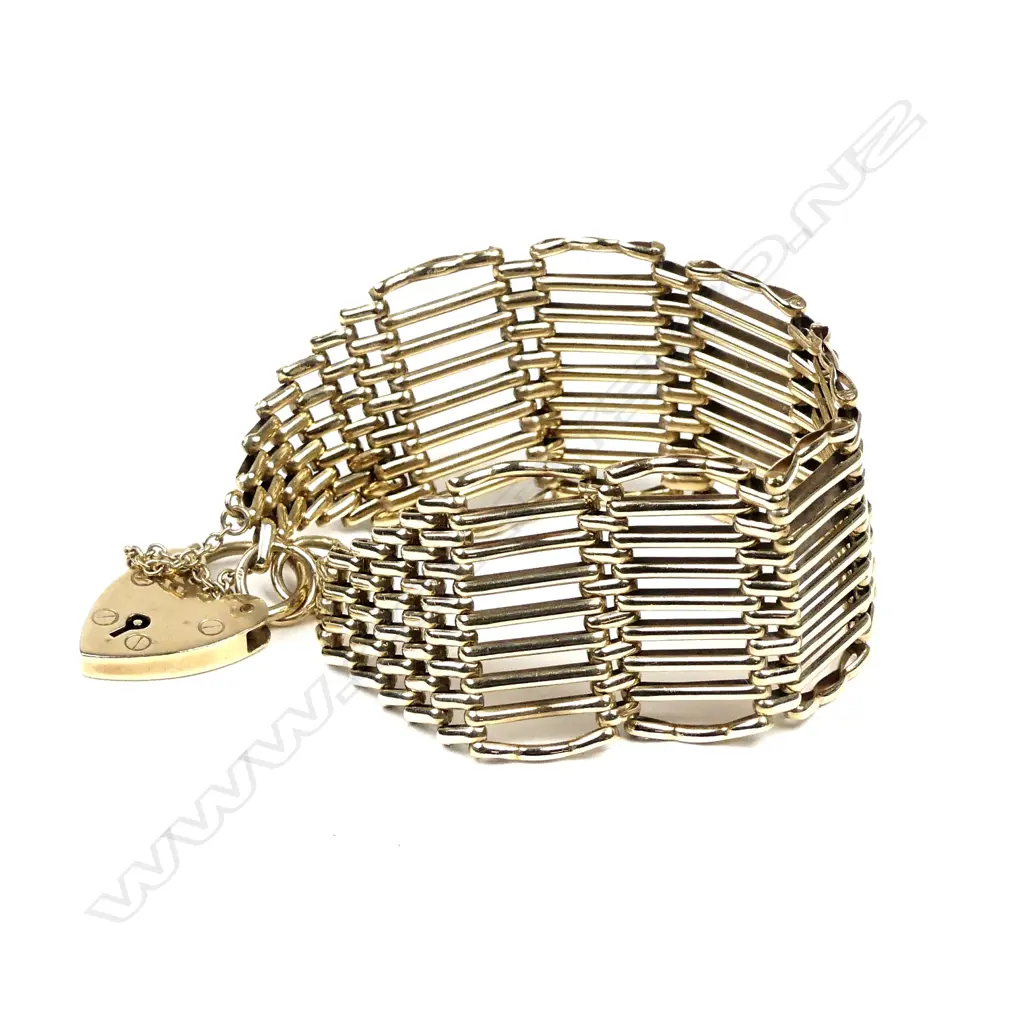 A 9ct. yellow gold wide quality gate link bracelet Image 1++