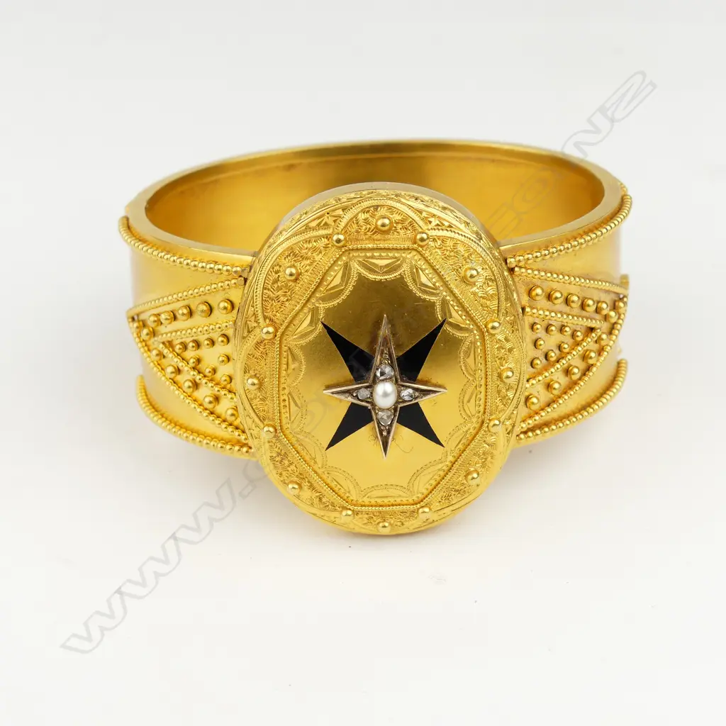 An impressive Victorian 18ct gold hinged bangle Image 1++
