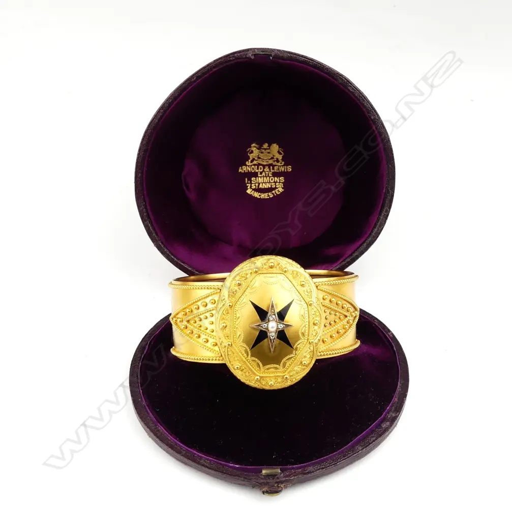 An impressive Victorian 18ct gold hinged bangle Image 1++