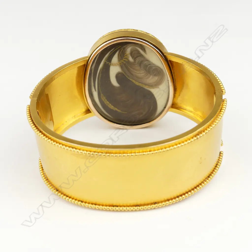 An impressive Victorian 18ct gold hinged bangle Image 1++