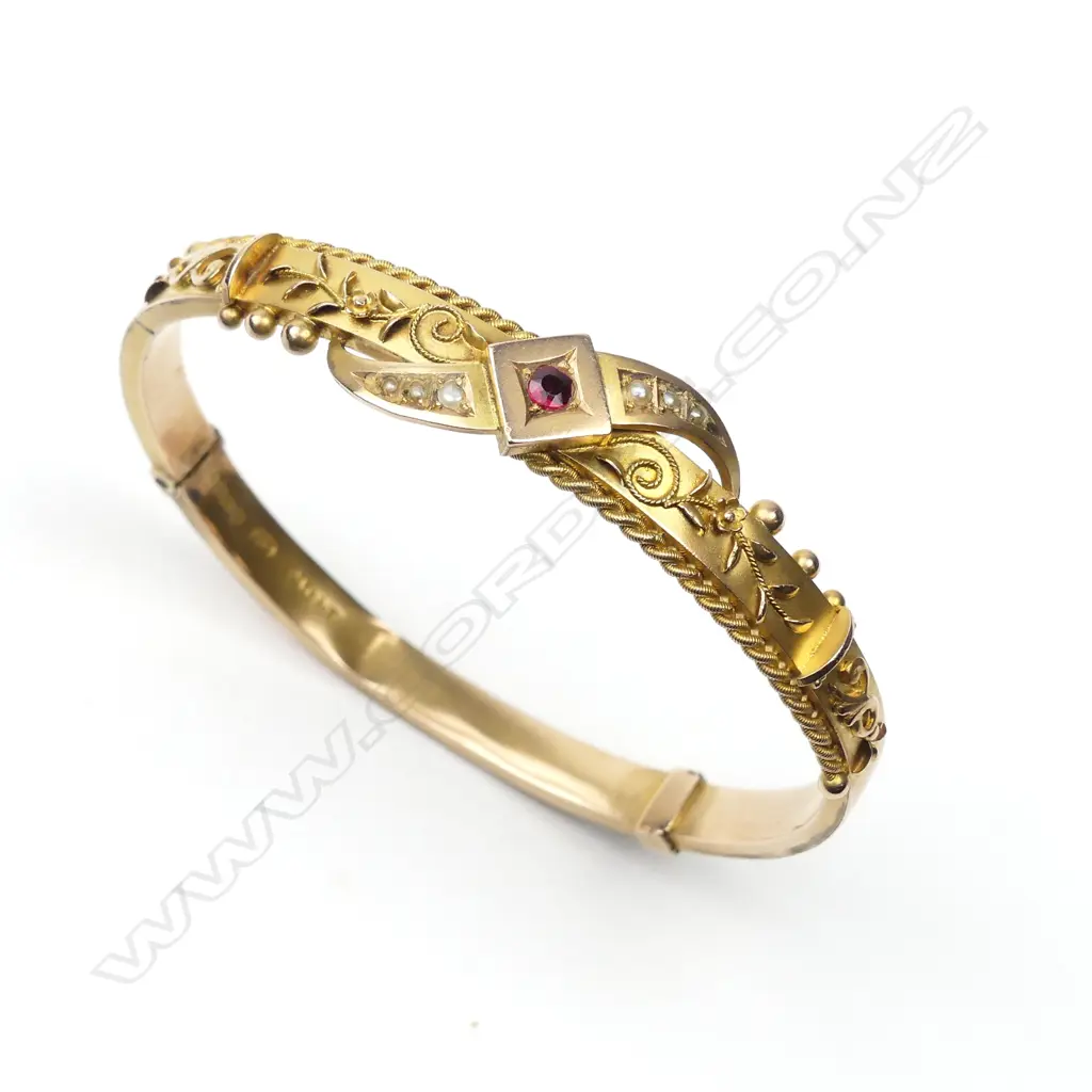 An Edwardian gilded 9ct. yellow gold hinged bangle Image 1++
