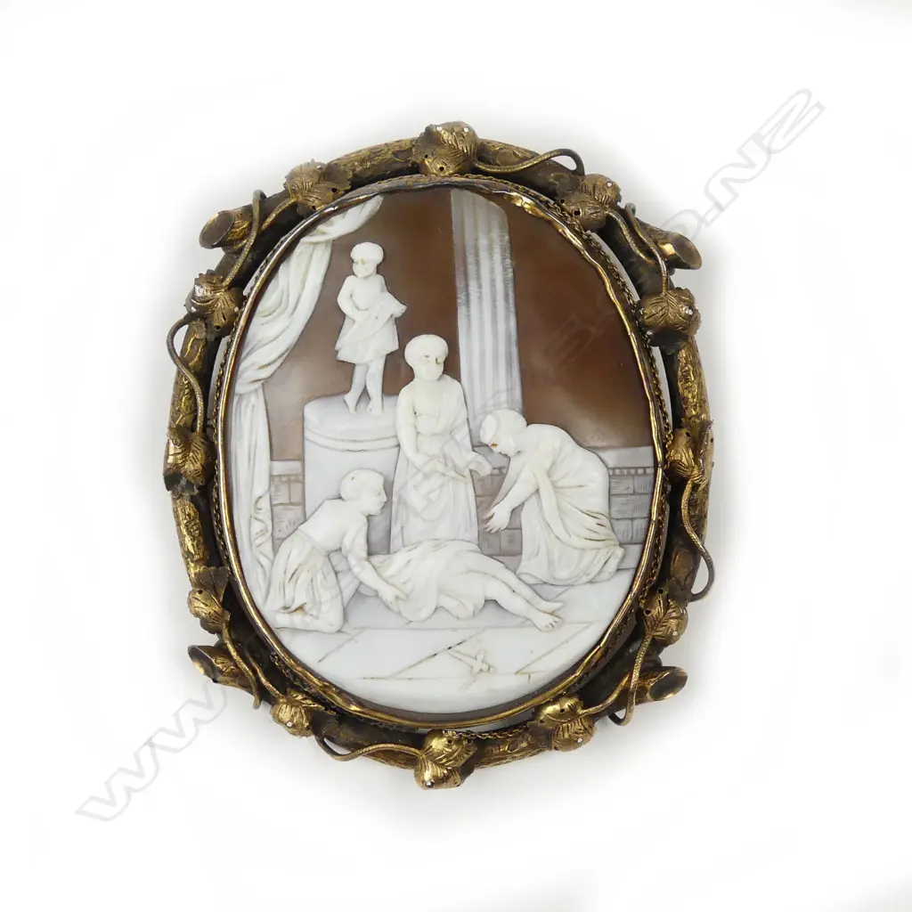 A Victorian cameo brooch Image 1++