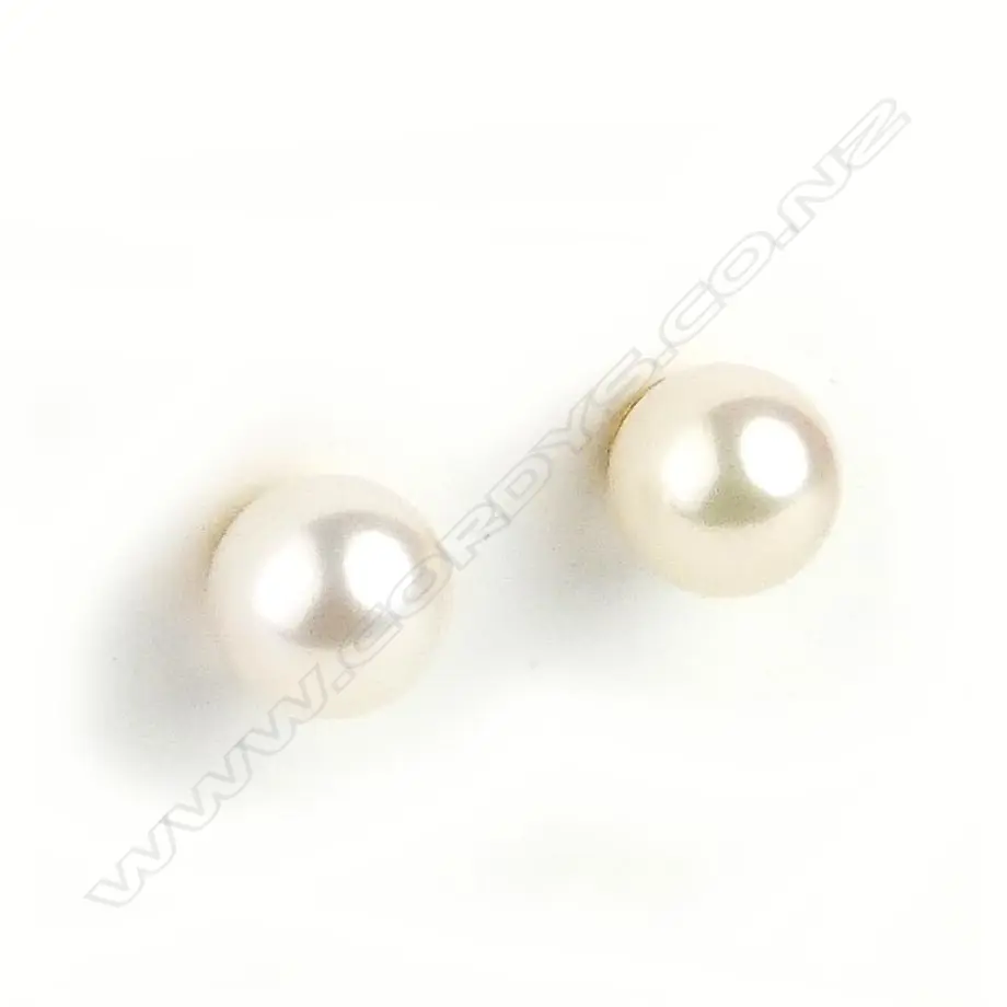 A pair of 9ct. yellow gold and cultured pearl stud earrings Image 1++