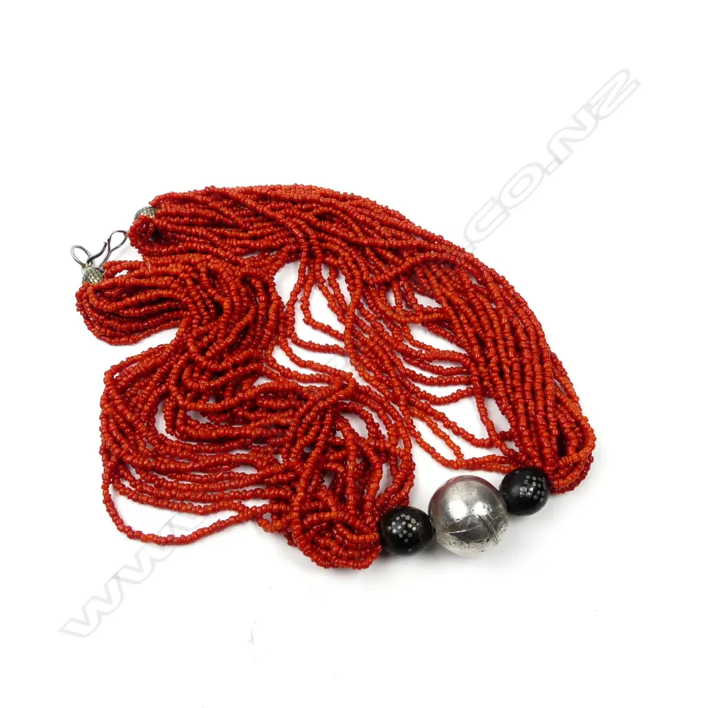 A vintage coral necklace Image 1++