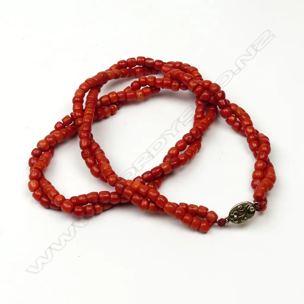 A vintage coral bead necklace Image 1++