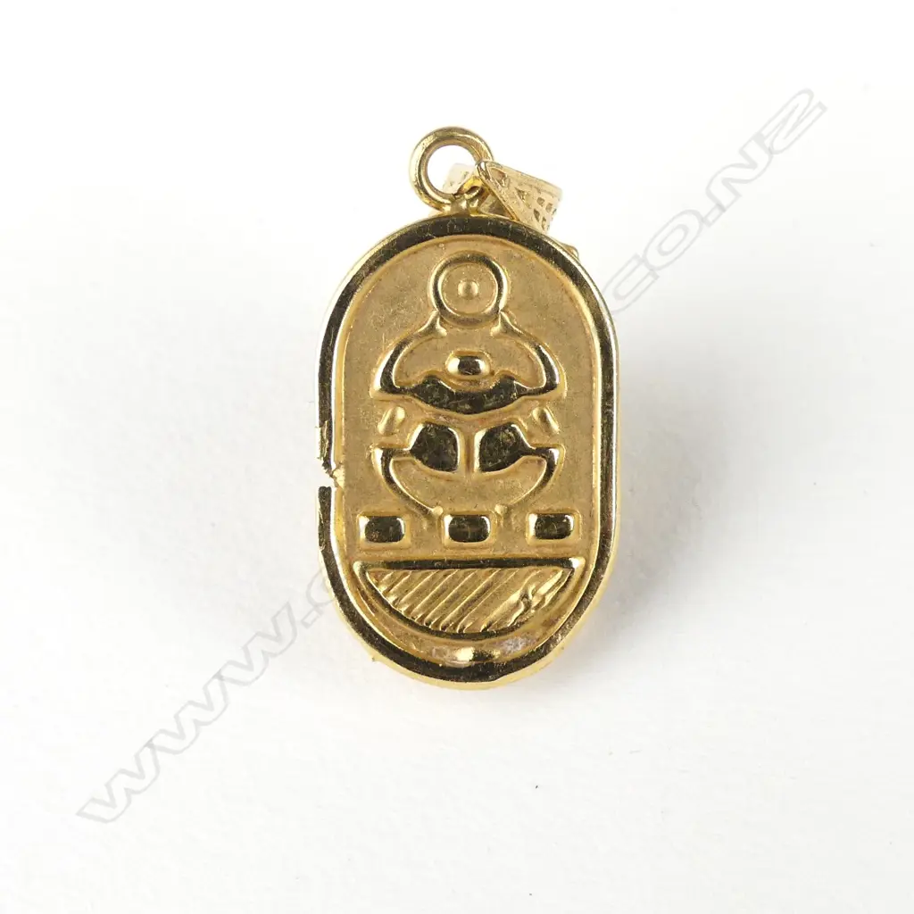 An Egyptian 12ct gold and lapis lazuli pendant Image 1++
