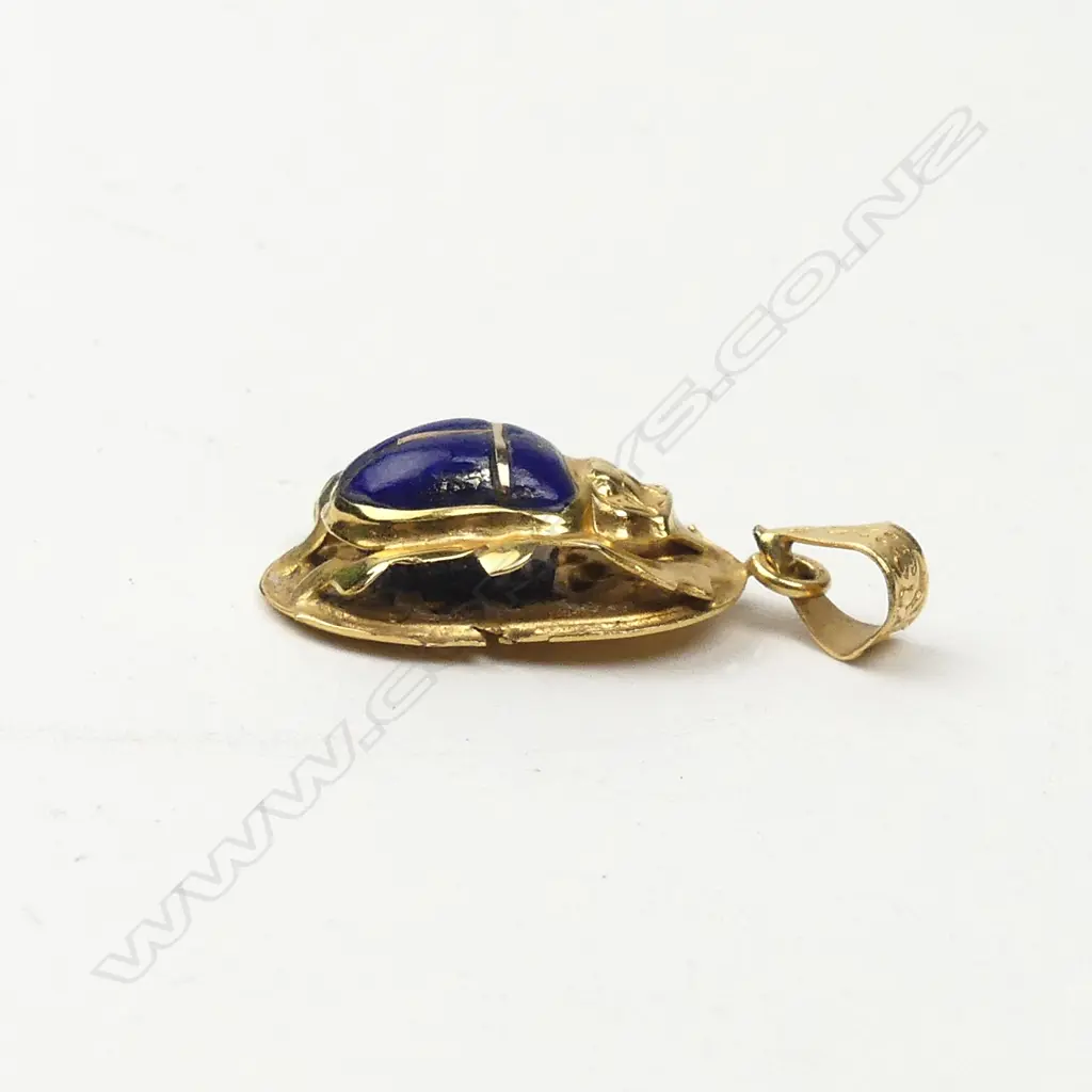 An Egyptian 12ct gold and lapis lazuli pendant Image 1++