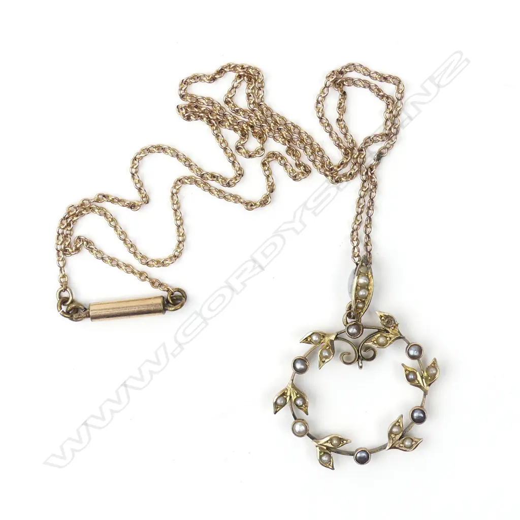 An Edwardian 9ct. yellow gold and seed pearl pendant necklace Image 1++