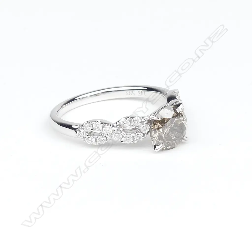 An 14ct white gold and diamond ring Image 1++