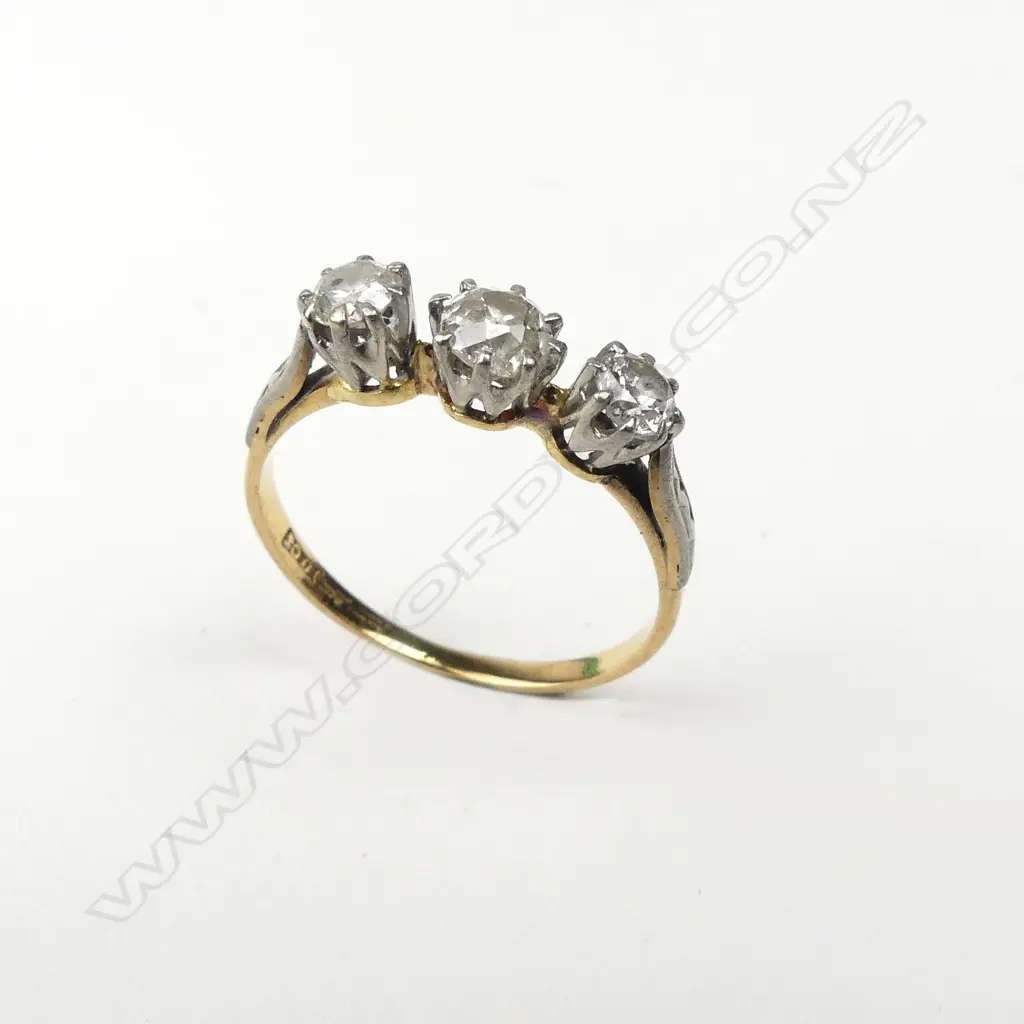 An 18ct gold and three stone diamond ring Image 1++