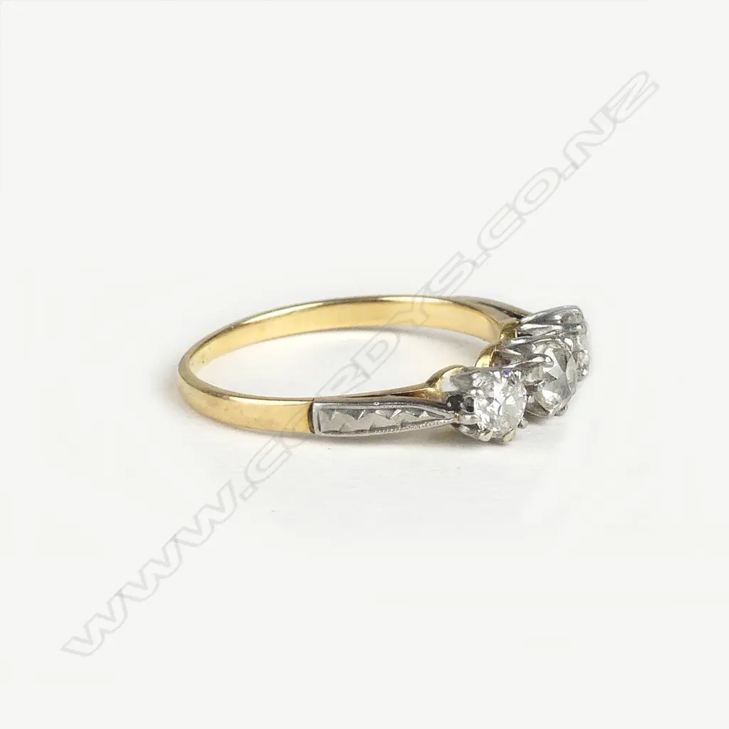 An 18ct gold and three stone diamond ring Image 1++