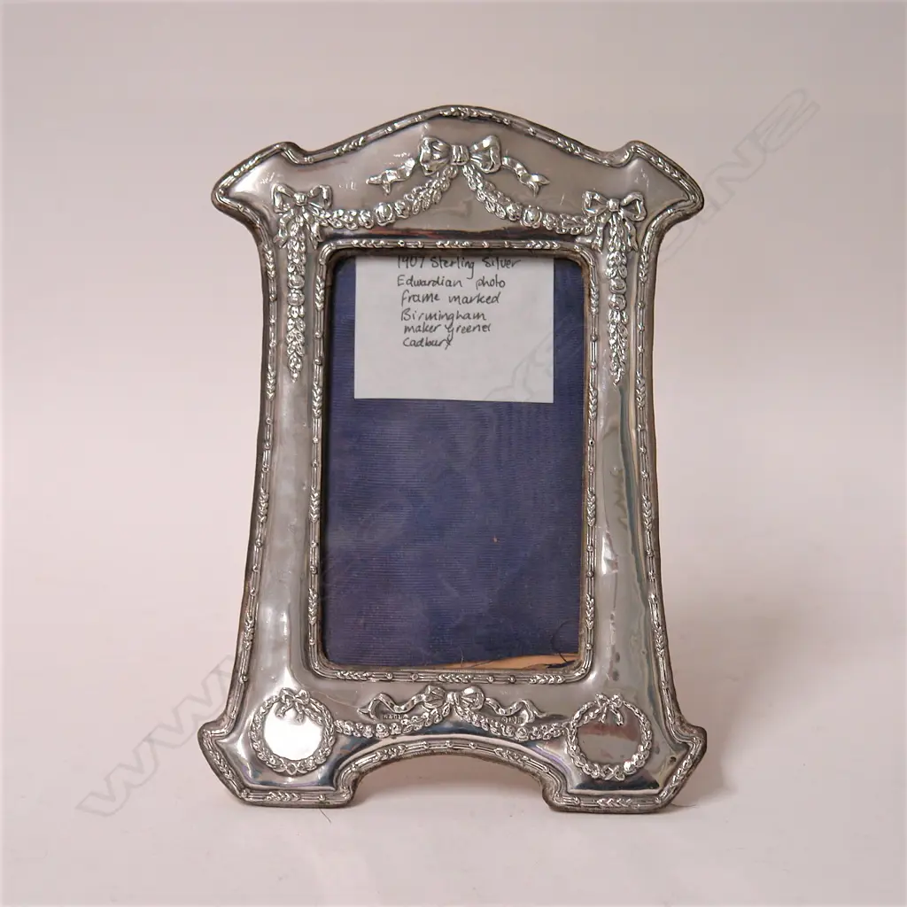 An Edwardian silver embossed photo frame Image 1++