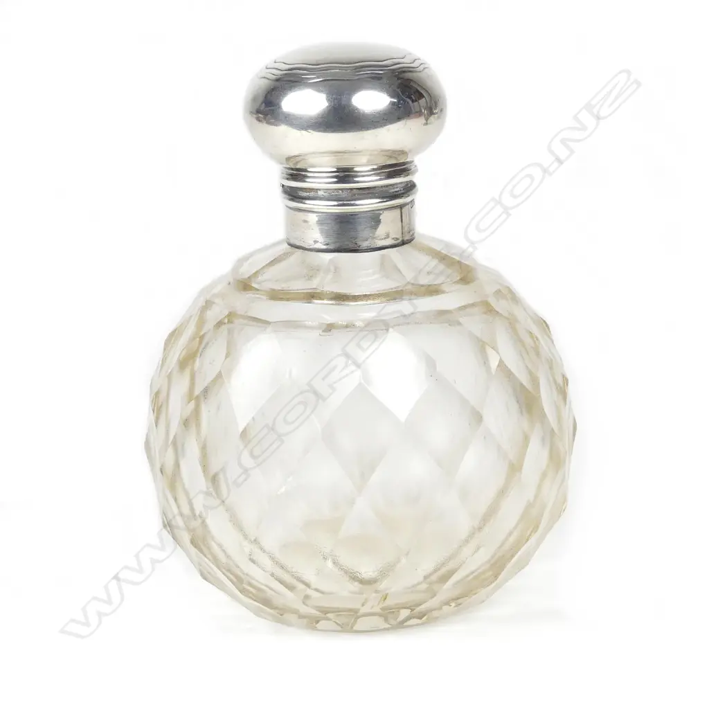 An Edwardian bulbous crystal scent bottle Image 1++