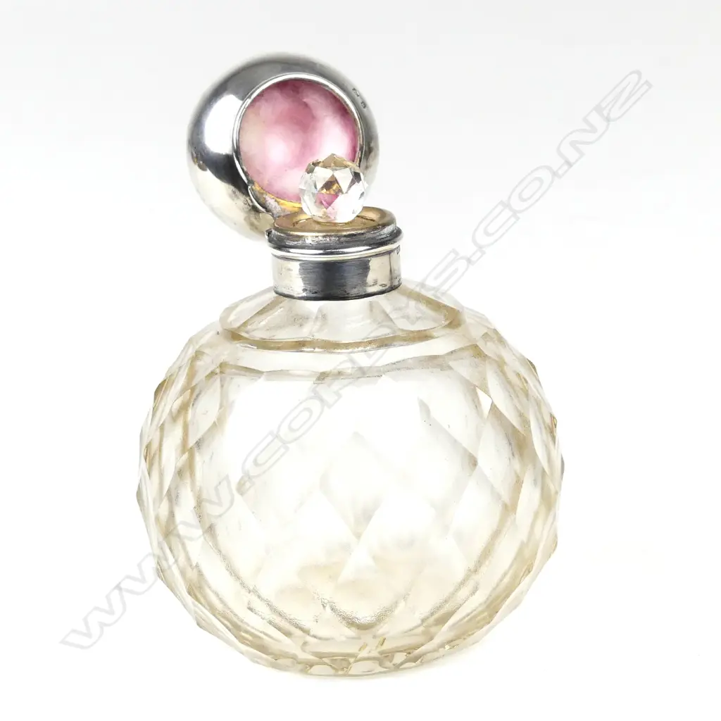 An Edwardian bulbous crystal scent bottle Image 1++