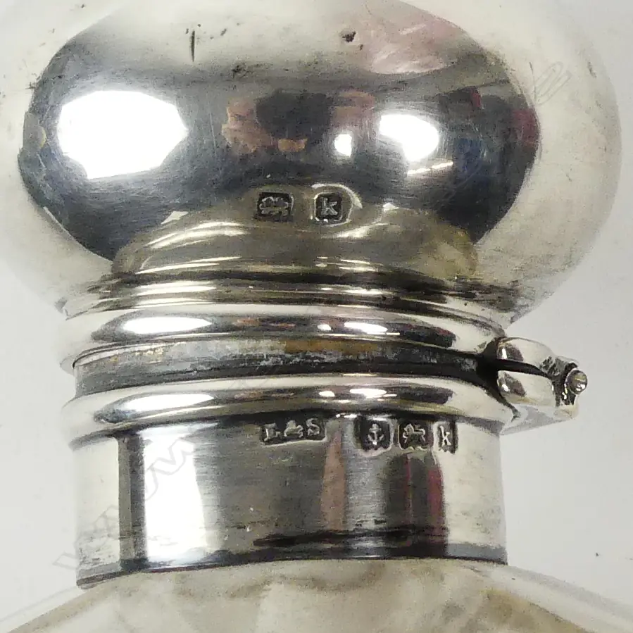An Edwardian bulbous crystal scent bottle Image 1++