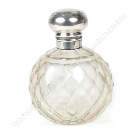 An Edwardian bulbous crystal scent bottle