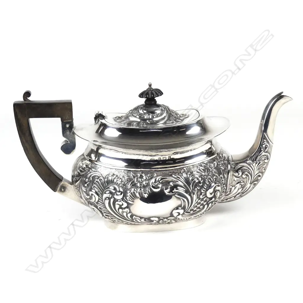 An Edwardian silver teapot Image 1++
