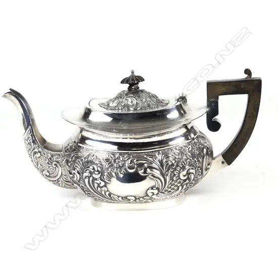 An Edwardian silver teapot