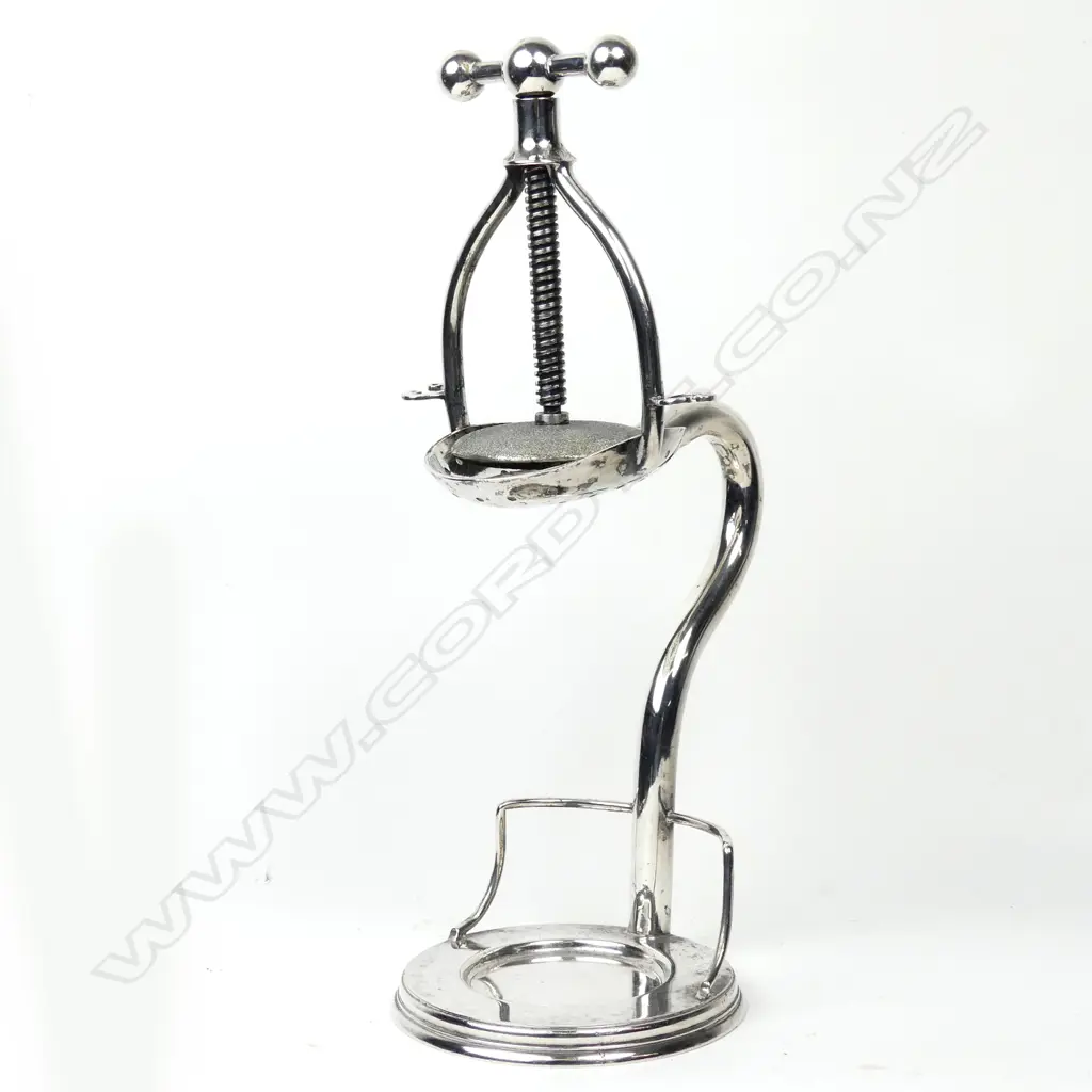 An early 20thC silver plate lemon squeezer Image 1++