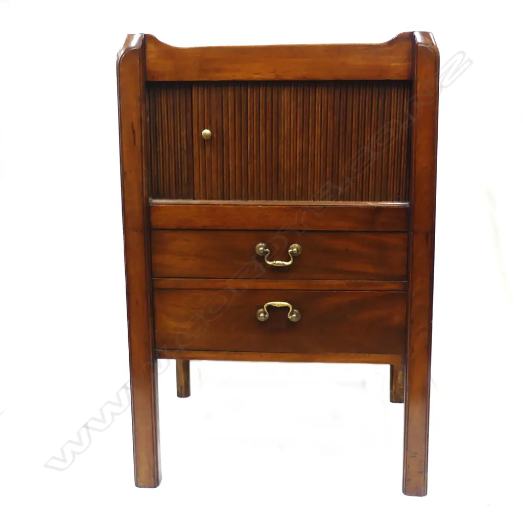 A Georgian mahogany bedside table Image 1++